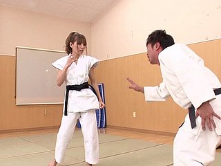 Menina lindo karate japonês decide fazer alguma equitação galo
