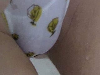Cantik babe Didi dengan buah dada kecil di bermain di bilik mandi