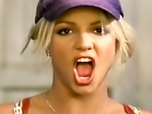 Aktris penyanyi Britney Spears memakai pakaian menggoda di film nya