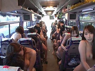 Japanse sletten op een bus rijden de hanen van willekeurige vreemden