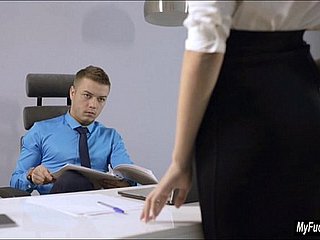 Sexy secretaresse Sheri Vi verleidt haar baas en neukt hem