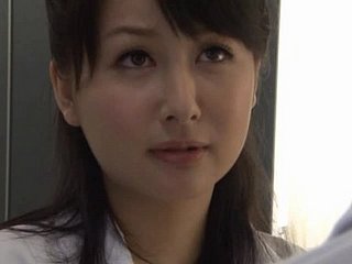 Japanse secretaresse geboord van achteren in het toilet van het kantoor
