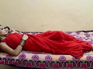 Indiase Bhabhi geneukt in rode saree