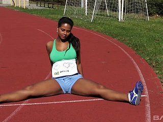 Brazylijski biegacz kończy jej rozciągnięcia i masturbuje się hack orgazmu
