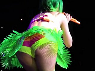 Katy Perry Puring & smelly auf der Bühne