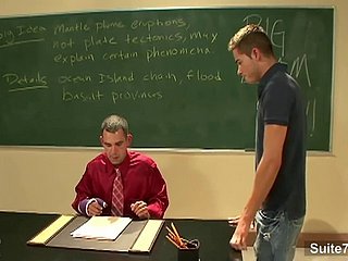 Pedagogue gay empala sua bunda doll-sized pau de seu aluno