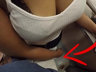 Fat Tits ile bilinmeyen Sarışın Milf, metroda sikime dokunmaya başladı! Bu giyinik seks denir mi?
