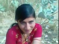 فتاة جميلة خجولة هندية تظهر الثدي لطيف وجمل العسل