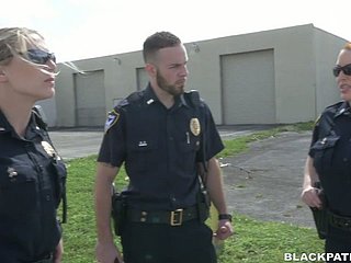Due donne della polizia scopano il tizio nero arrestato e lo fanno leccare