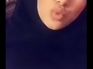 Gadis Hijabi Muslim dengan payudara besar mengambil video selfie seksi