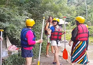 Buceta piscando not much ponto de rafting entre turistas chineses # público sem calcinha