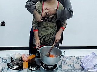 Pakistaanse dorpsvrouw geneukt forth de keuken tijdens het koken met heldere Hindi -audio