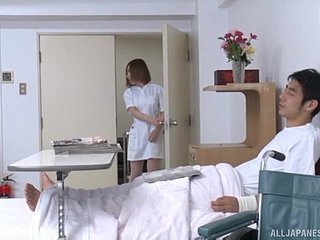 Porno del hospital inquieto entre una enfermera japonesa y un paciente