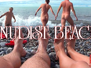 Plage nudiste - jeune couple nu à la plage, couple d'adolescents nu