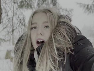 18 -jarige tiener wordt geneukt beside het bos beside de sneeuw