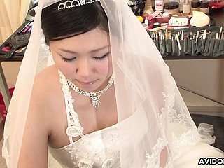 Morena emi koizumi fodido itty-bitty vestido de noiva sem censura.