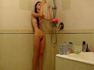 Fille maigre sous la douche
