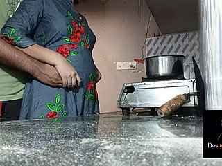 Devar pieprzyć twardą różową bhabi w kuchni