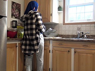 Iciness casalinga siriana viene crema dal marito tedesco nearby cucina