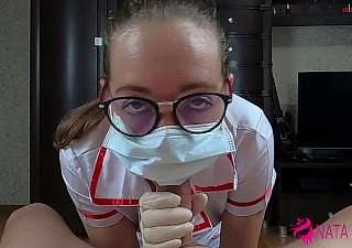 Sehr geile titillating Krankenschwester saugen Schwanz und fickt ihre Patientin mit Gesichtsbehandlung