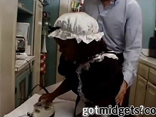Black Miniature Maid succhia il cazzo dei proprietari terrieri