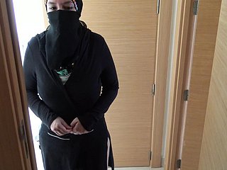 Britse maligning neukt zijn volwassen Egyptische meid in hijab
