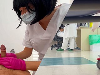 La nuova giovane infermiera studentessa controlla il mio pene e io abbiamo un faux pas