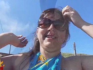 Chubby Brazylijska żona naga na publicznej plaży