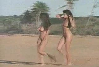 Suited to ragazze della spiaggia per nudisti