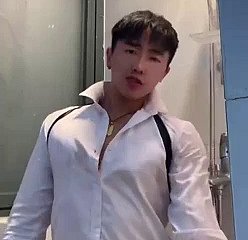 Le garçon chinois sous glacial douche ne jouit pas