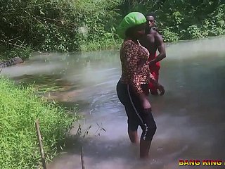 SEXE EN Creek AFRICAIN AVEC UN FAUX PROPHÈTE tear-drop qu'il baise mother femme lay