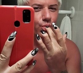 Refrigerate bellissima trans Sonyastar si masturba con le unghie lunghe