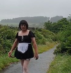 Femme de ménage travestie dans une voie publique sous iciness pluie