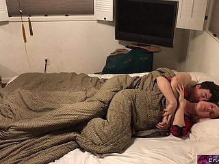 Belle-mère partage le lit avec sprog beau-fils - Erin Electra