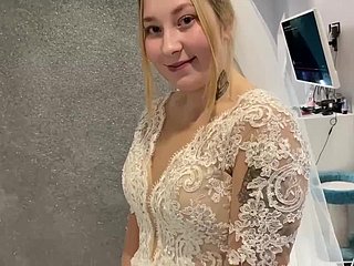 El matrimonio ruso no pudo resistirse y follaron send off un vestido de novia.