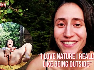 Ersties - Extraordinary Braziliaans meisje stapt uit about de natuur met vreemde voorwerpen