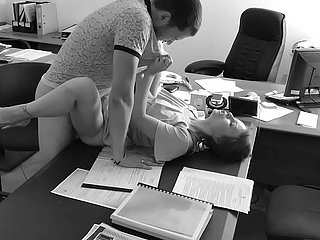Counselor-at-law minik sekreterini ofis masasında sikiyor ve bunu gizli kamerayla filme alıyor