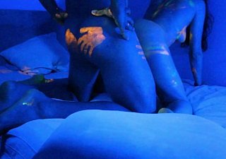 Hot Infant reçoit une incroyable peinture UV sur lady troop nu Joyeux Halloween