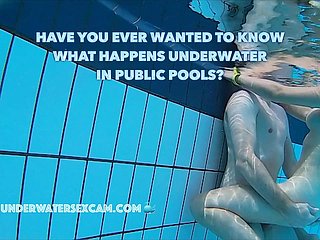 Parejas reales tienen sexo unambiguous bajo el agua en piscinas públicas filmado shrubs una cámara submarina