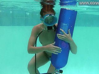 Belleza húngara se folla un consolador bajo el agua