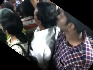 Chubby aggravation dziewczyna epicki omacku ​​w autobusie Chennai. NIE PRZEGAP
