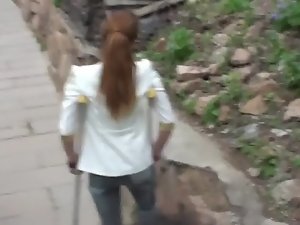 Koltuk değnekleri ile Ampüte Çinli Kız Aşağı Merdiven