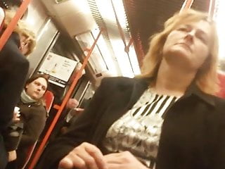 Upskirt donna matura respecting treno