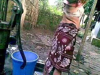 หมู่บ้านสาว Desi กับหัวนมใหญ่การอาบน้ำในที่สาธารณะ