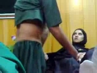 Cô gái Pakistan trẻ đã được ngâm tẩm Bằng An Pervert Doctor