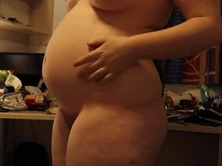 Obese любительские набивает ее живот