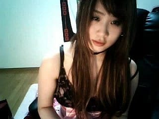 性感的中国女孩凸轮试图刺穿了她自己的乳头