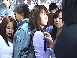 日本AV模型给出了一个灰机的角质家伙在公共巴士